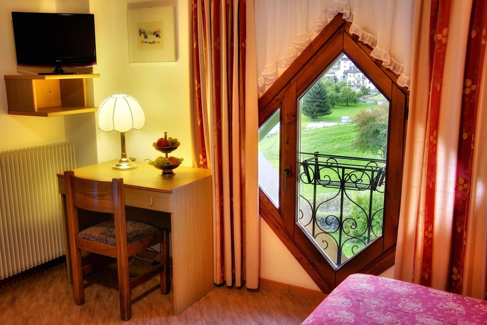 Albergo Miramonti ราบบิ ภายนอก รูปภาพ