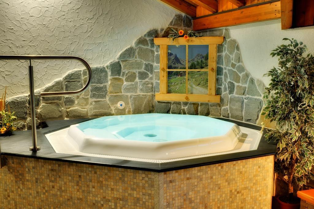 Albergo Miramonti ราบบิ ภายนอก รูปภาพ